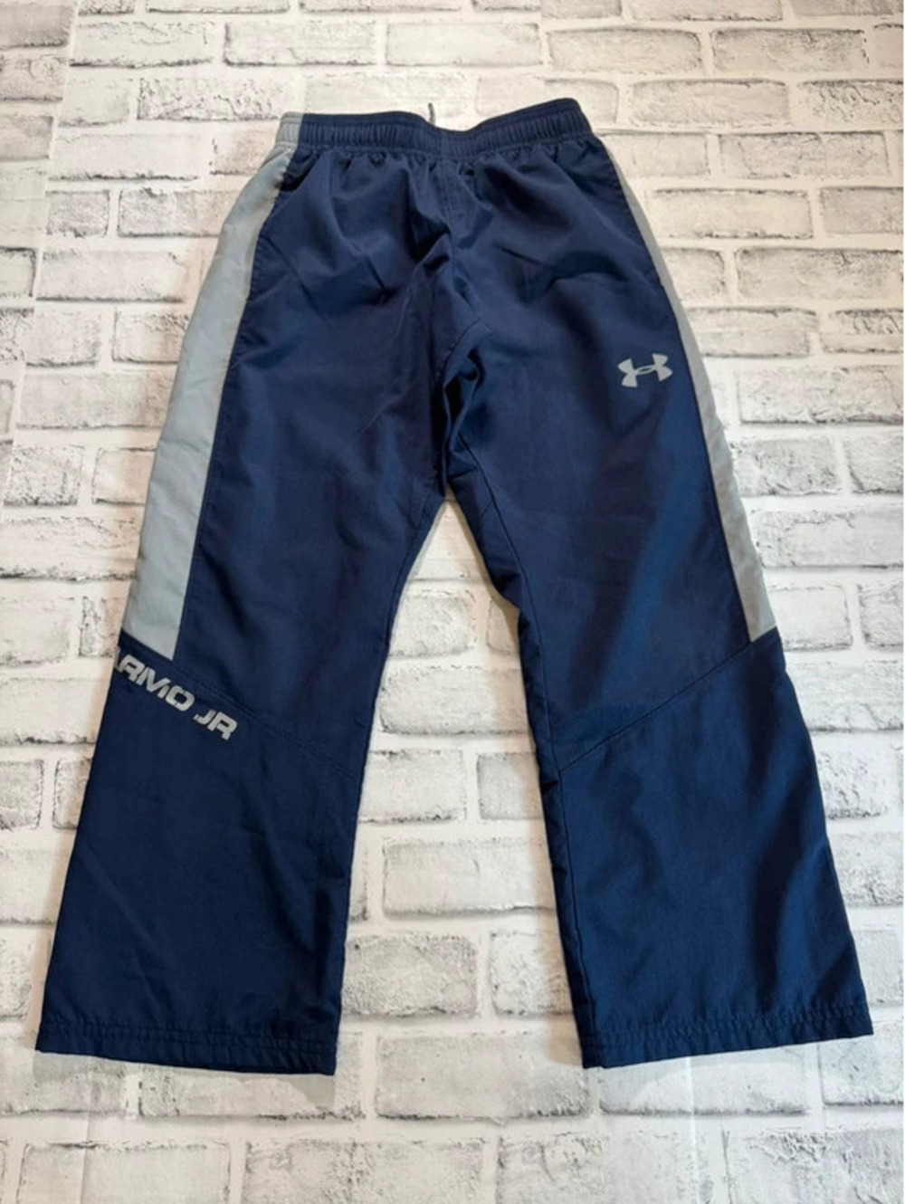 Boy’s Under Armour navy blue windbreaker pants size small